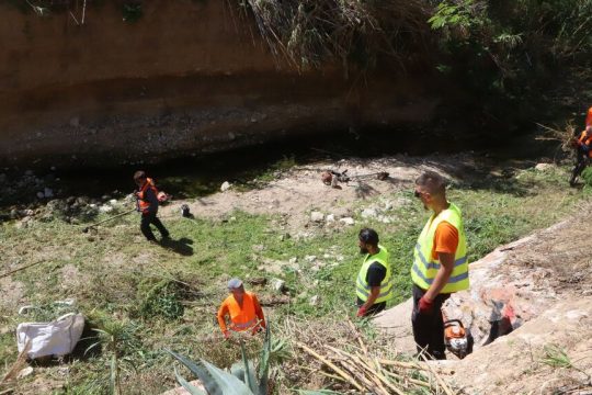 Εργασίες καθαρισμού στο ρέμα της Πικροδάφνης